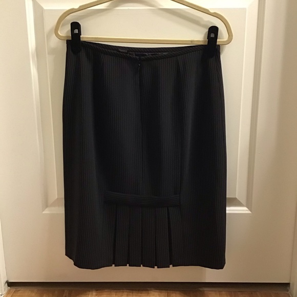Tahari Black & white pin stripe pencil skirt - Picture 2 of 3